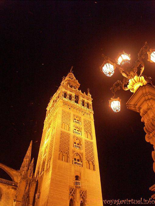 Nachtbeleuchtung auf die Giralda und Lampe, Kathedrale von Sevilla - Spanien