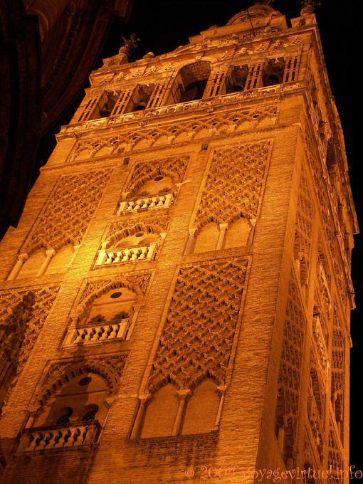 Close-up auf die Giralda in der Nacht beleuchtet, der Kathedrale von Sevilla - Spanien