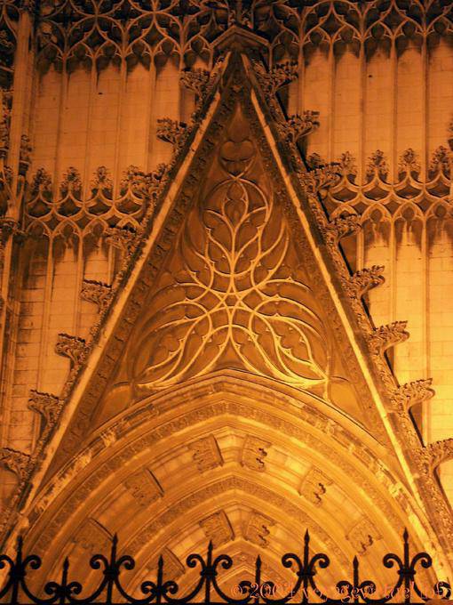 Tangle auf der Oberseite des Puerta de la Conception Nacht, der Kathedrale von Sevilla - Spanien