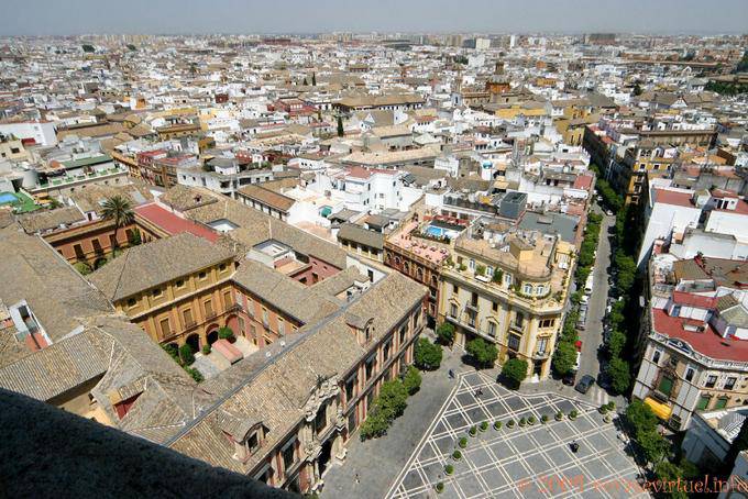 Blick auf die Plaza del Triunfo und der Palacio Arzobispal von der Spitze der Kathedrale Giralda, Sevilla - Spanien