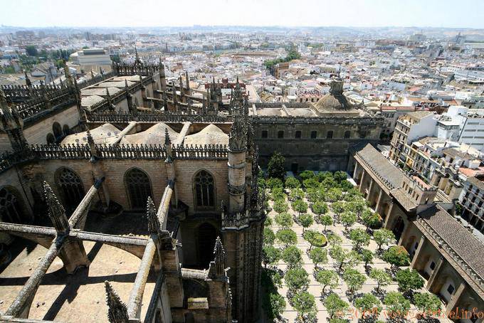 Blick auf den Patio de los Naranjos und der Puerta del Perdon von oben auf die Giralda, der Kathedrale von Sevilla - Spanien