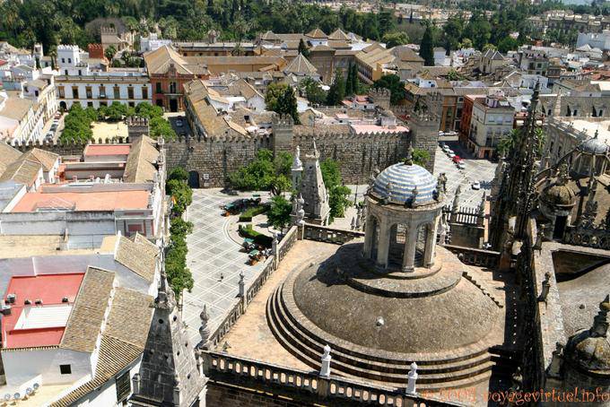 Schauen Sie sich die Plaza del Patio Bandera links, Plaza del Triunfo und Wände von der Giralda, der Kathedrale von Sevilla - Spanien