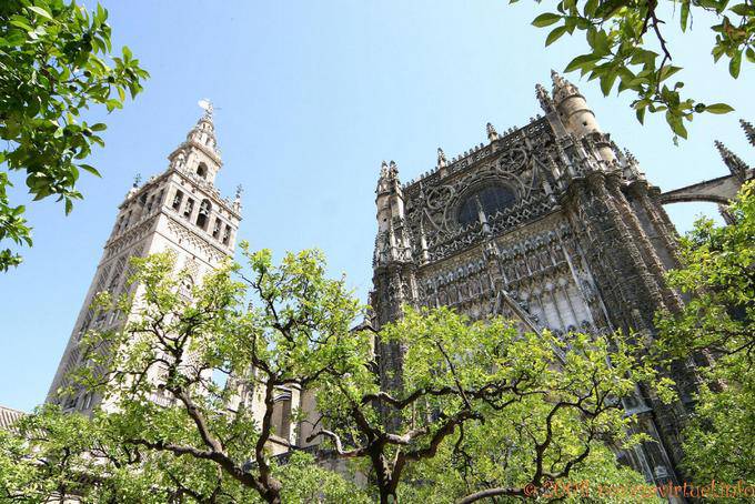 Top auf die Giralda und die gotische Fassade der Kathedrale von Sevilla - Spanien