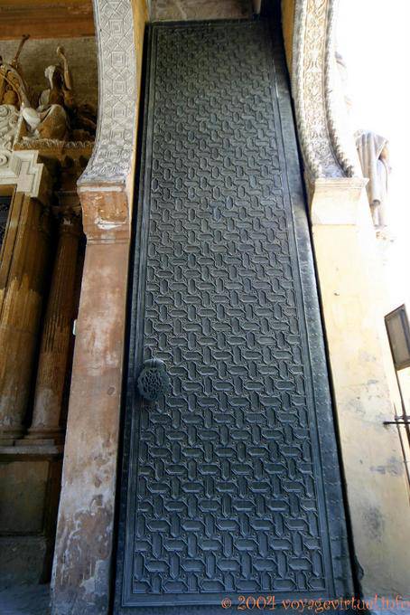 Riesige Tür Puerta del Perdon, Sevilla Kathedrale - Spanien