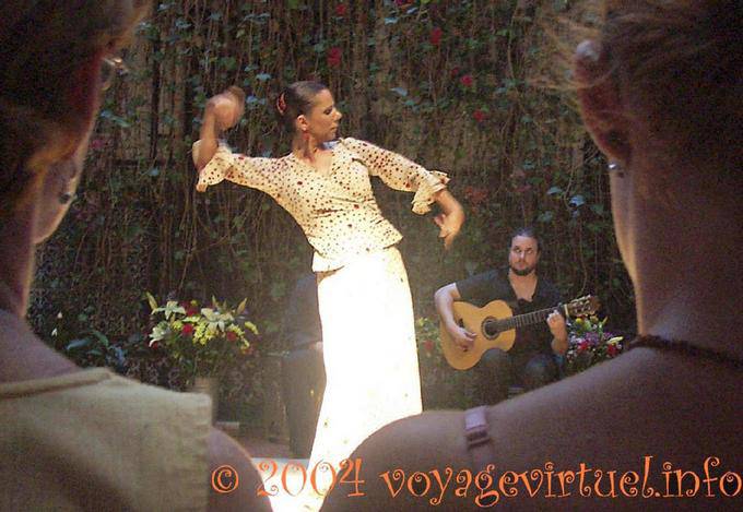 Flamenco-Tänzerin zwischen zwei Köpfen, Sevilla - Spanien, Andalusien