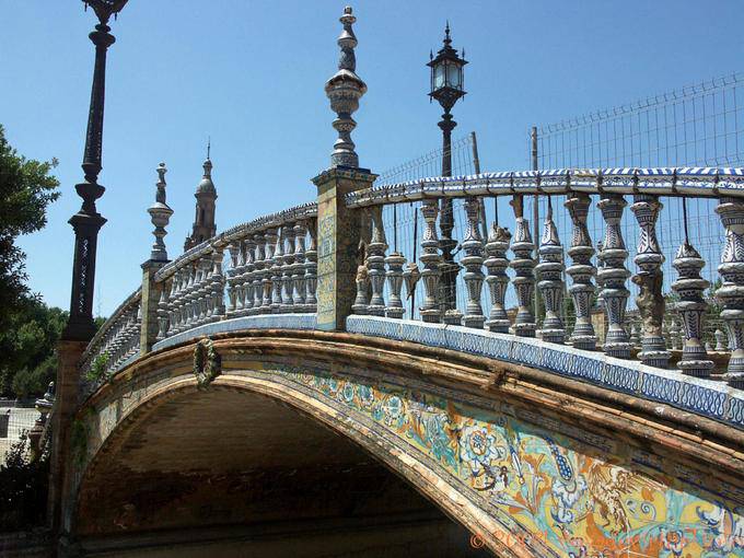 Keramik verziert Brücke über einen Kanal, Sevilla Plaza Espana - Spanien