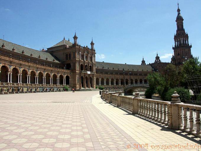 Blick auf das Schloss, das Mischen neugotischen und Mudéjar, Sevilla Plaza Espana - Spanien