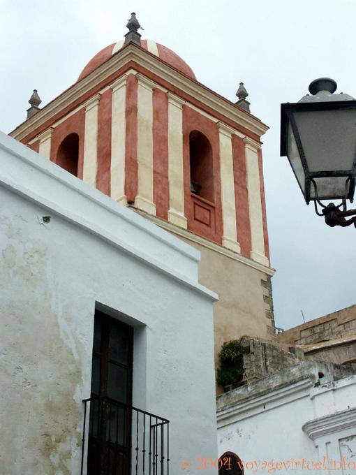 Bunte Glockenturm von San Mateo, Tarifa - Spanien