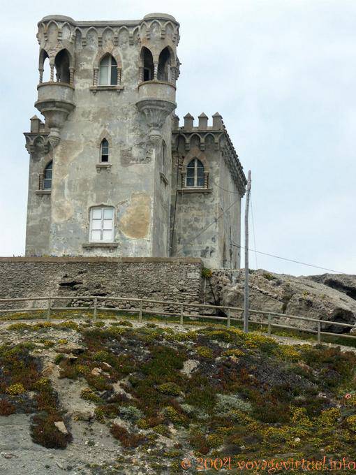 Direkt am Meer, mit Blick auf die lustige Castillo de Santa Catalina, Tarifa - Spanien