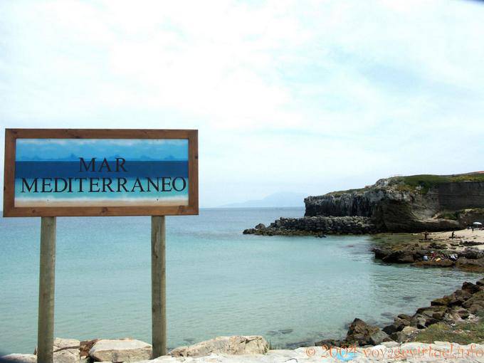Gegenüber der Hinweis Mittelmeer auf dem Deich, die zur Isla de Tarifa - Spanien