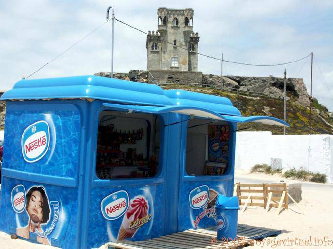Kaufmann von Eis am Fuße des Castello, Tarifa - Spanien