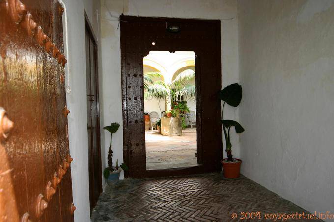 Doppeltür auf die Terrasse eines traditionellen Familienhaus, Tarifa - Spanien