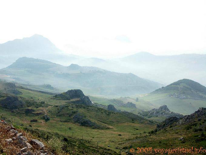 Misty Landschaft um Torcal de Antequera - Spanien