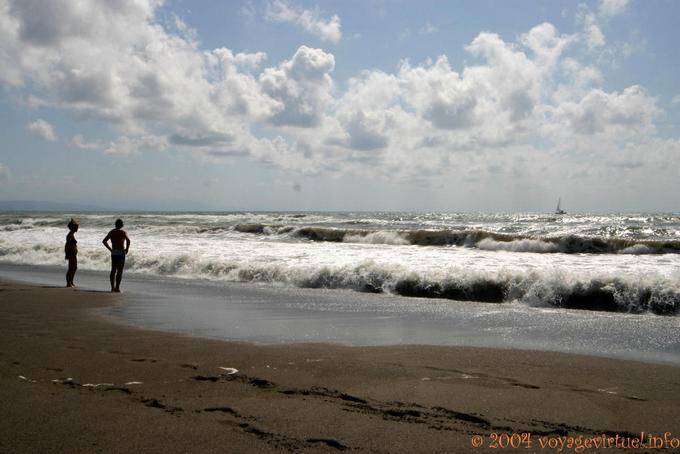 Wellen und Badegästen offen am Strand von Torremolinos - Spanien