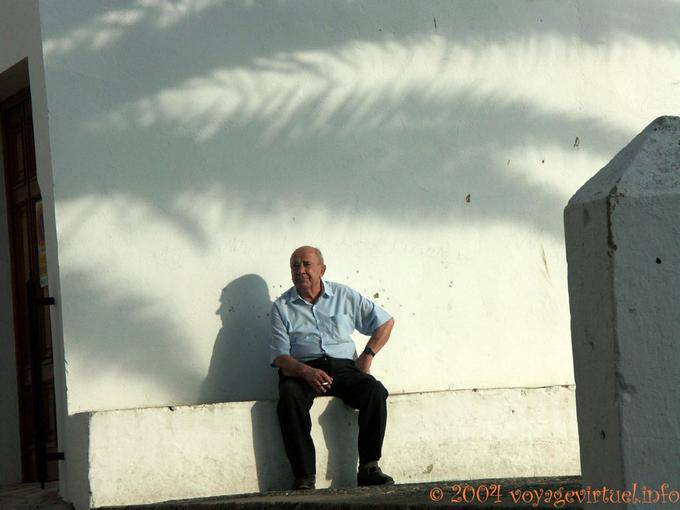 Alt sitzen auf einer Bank, Vejer de la Frontera - Spanien, Andalusien