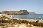 Ein ruhiger Strand in Cabo de Gata, Spanien.