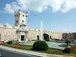 Tour-Mauern und Brunnen, Cadiz, Spanien.