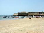 Stadtmauern von der Playa Caleta, Cádiz, Spanien.