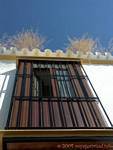 Balkon aus Holz zwischen den Balken, Carmona, Spanien.