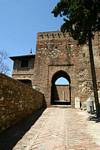 Befestigte Eingangstor (Puerta de la Bóveda) der Alcazaba, Malaga, Spanien.