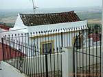 Grids und kleines Haus auf der Landschaft, Medina de Sidonia, Spanien.