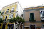 Häuser an der Ecke der Calle San Pedro und Sancho IV Bravo, Tarifa, Spanien.
