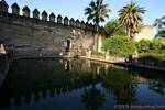 Reflexionen der Stadtmauer, Alcazar Cordoba, Spanien.