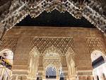 Gericht der Löwen. Tropfsteinbogen , Alhambra Nasriden Granada, Spanien.