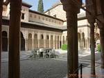 Blick von den Arkaden des Gerichts Lions, Alhambra Nasriden Granada, Spanien.