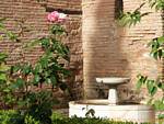 Mauern und Brunnen, Alhambra Nasriden Granada, Spanien.