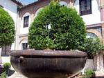 Becken mit Wasserstrahl am Museo Provincial, Cordoba, Spanien.