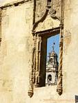 Antique Fenster mit Blick auf die Giralda, Cordoba, Spanien.