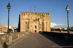 Turm von Calahorra Eingabe durch die Puente Bajada del Puente, Cordoba, Spanien.