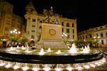 Brunnen und Statue auf der Plaza de las Tendillas Nacht, Cordoba, Spanien.