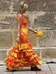 Die wunderschönen andalusischen orange Kleid, Granada, Spanien.