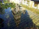 Reflexion der das Minarett der Giralda Torre Campanario, Mezquita Cordoba, Spanien.