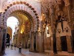 Verziert Bogen der Basilika von San Vicente Martir, Mezquita Cordoba, Spanien.