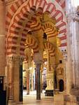 Spalten mit Bi-Chrom Bögen, Mezquita Cordoba, Spanien.