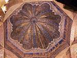 Close-up auf der zart farbigen Kuppel aus der Zeit der Alhaken II, Cordoba Mezquita, Spanien.