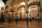 Marmorsäulen Wald zugrunde liegenden Doppelarkaden, Cordoba Mezquita, Spanien.