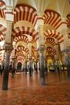 Feine Marmorsäulen aus römischen Gebäuden oder Westgoten, Mezquita Cordoba, Spanien.