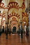 Die Farbe der Spielhallen aufgrund der Mischung aus weißen Stein und Ziegel rot, Mezquita Cordoba ist, Spanien.