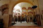 Interne Perspektive bleibt der Basilika St. Vincent links, Cordoba Mezquita, Spanien.