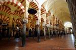 Doppelte Reihe von Säulen, Cordoba Mezquita, Spanien.