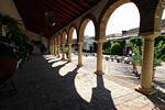 Schatten unter den Spalten der Patio de las Columnas, Palacio de Viana, Cordoba, Spanien.