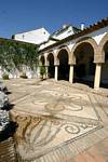 Mosaiken der Patio de las Columnas, Palacio de Viana, Cordoba, Spanien.