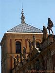 Statuen berühmter Männer, Palacio de San Telmo, Calle Palos de la Frontera, Sevilla, Spanien.