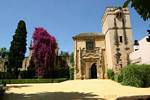 Puerta del Palacio de los Duques de Arcos, Blick von der Jardines de Olurillo, Alcazar, Sevilla, Spanien.