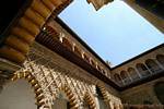 Arkaden im Innenhof der Jungfrauen, Alcazar von Sevilla, Spanien.