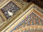 Pigeon verloren in Arabesken, Sevilla Alcazar, Spanien.